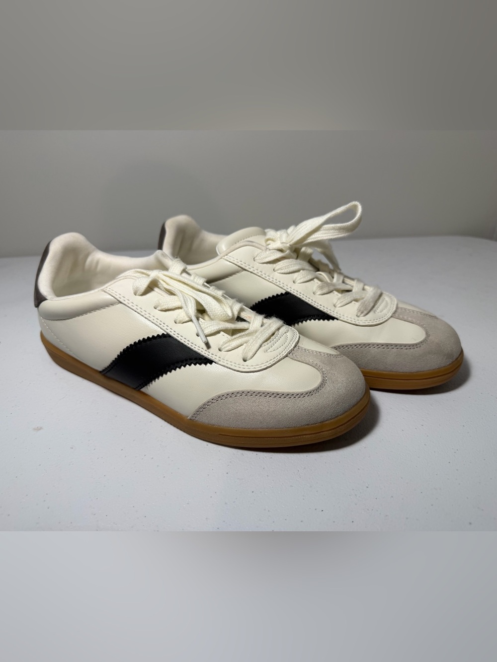 Universal Thread Retro Gum Sole Sneakers Women’s 8.5 Cream Black Casual Shoes